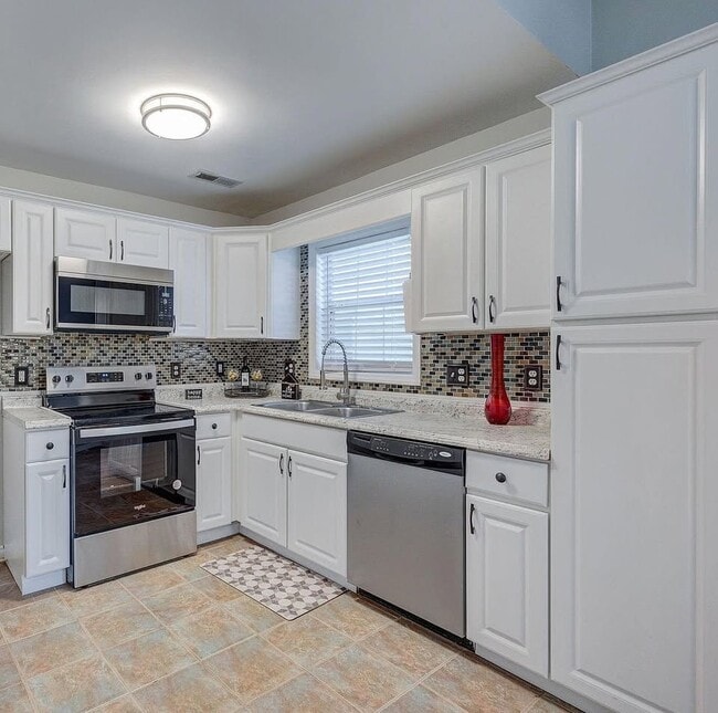 Building Photo - 619 Varsity Dr