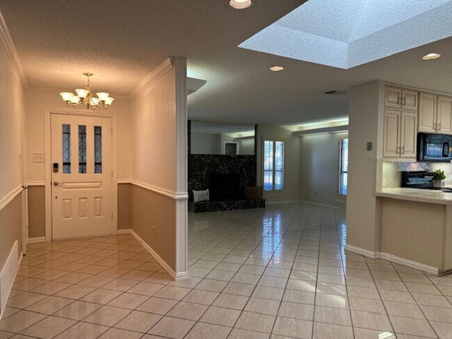 Building Photo - Spacious 2 Bedroom, 2 Full Bath Duplex Loc...