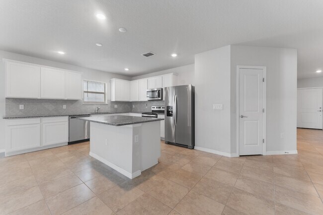 Foto del edificio - Stunning 3 BR + OFFICE / 2 BA / 2 Car Garage home!