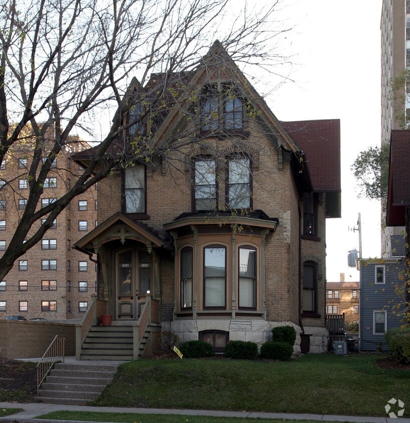 Building Photo - 1716 N Farwell Ave