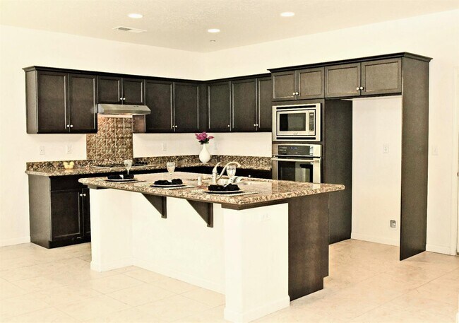 Building Photo - 10614 N Sierra Vista Ave