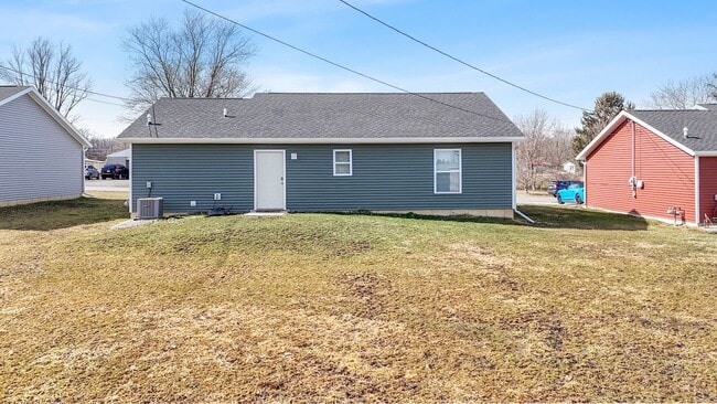 Building Photo - Introducing a charming 2-bedroom, 1-bathro...