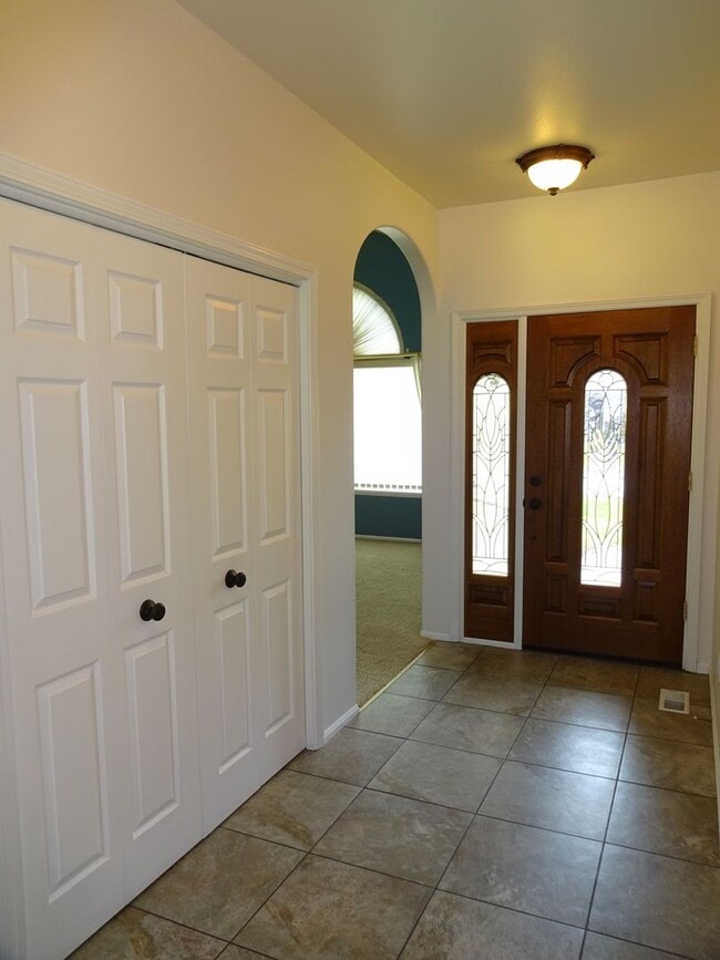 Building Photo - Charming 3 Bed, 2 Bath Home in Satna Clara
