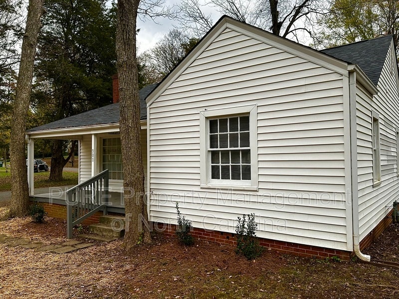 Building Photo - 301 Westside Dr