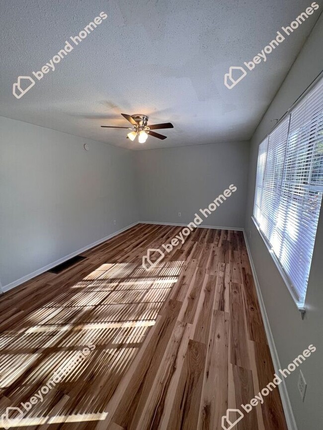 Building Photo - Very cozy 3 bedroom / 2 full bath and 1,13...