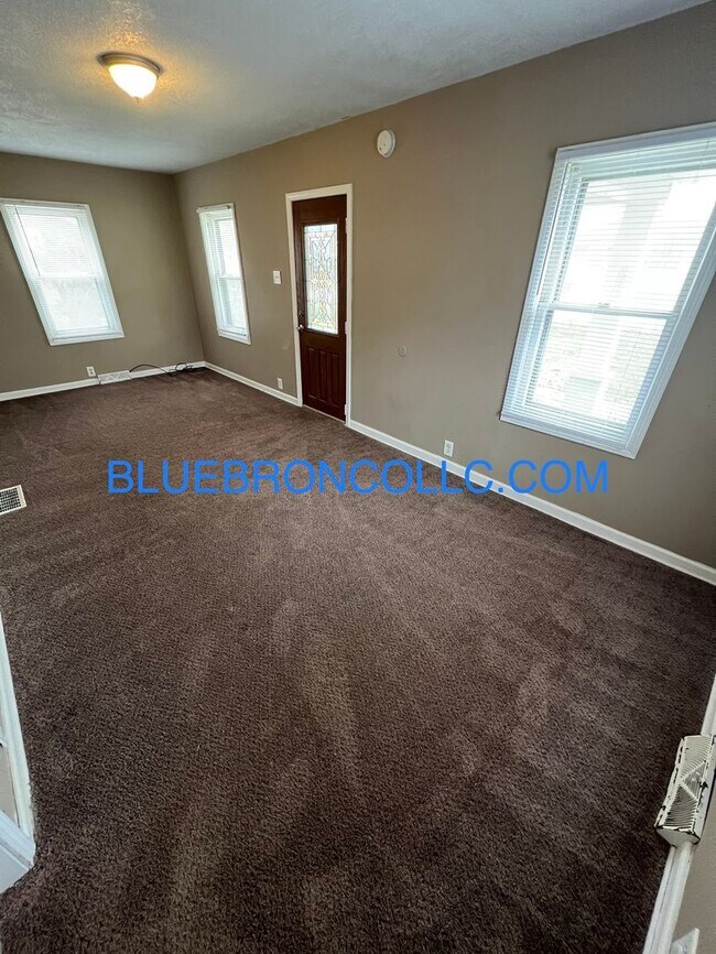 Foto del edificio - Nice two bedroom house with nice hardwood ...