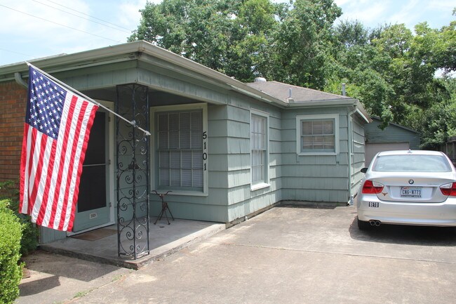 Room for 3 cars - 5101 Beech St