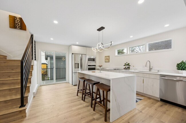 Foto del edificio - Better Than New Single Family Home!