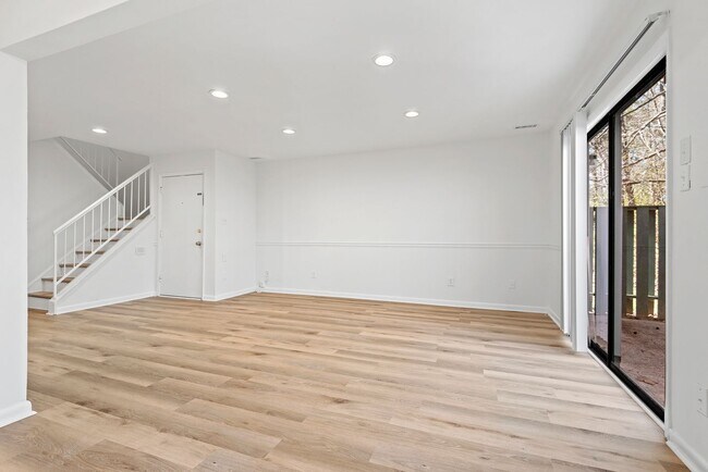 Foto del edificio - Raleigh Townhome: Available Now