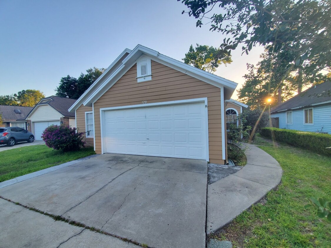 Foto principal - 129 Edgewater Cir