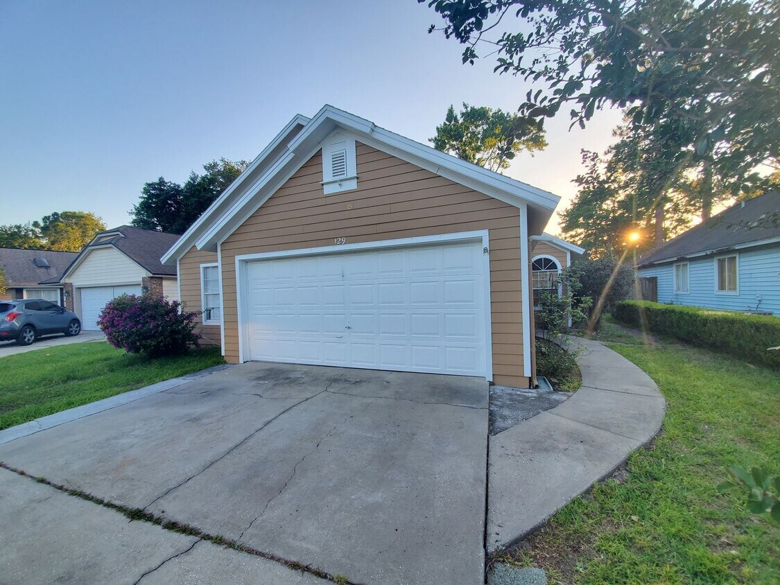 Primary Photo - 129 Edgewater Cir