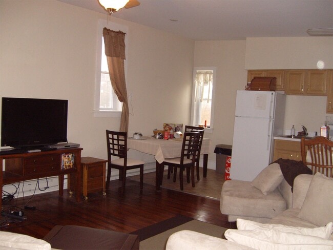 Building Photo - 6 E King St