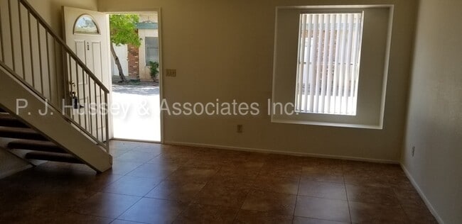 Building Photo - 1431 E Knoll Cir