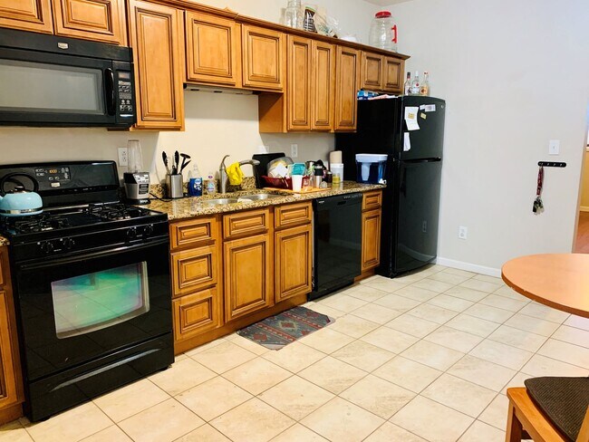 Foto del edificio - 2 Bedroom Home on Pius St Available April 1- Parking included.  Central Air.  Washer and Dryer.