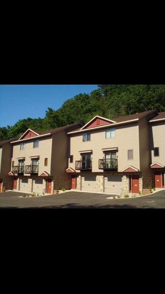 3809 Cliffside Dr, La Crosse, WI 54601 Townhome Rentals in La Crosse