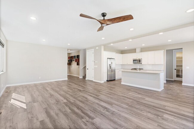 Building Photo - Spacious modern home with fenced backyard