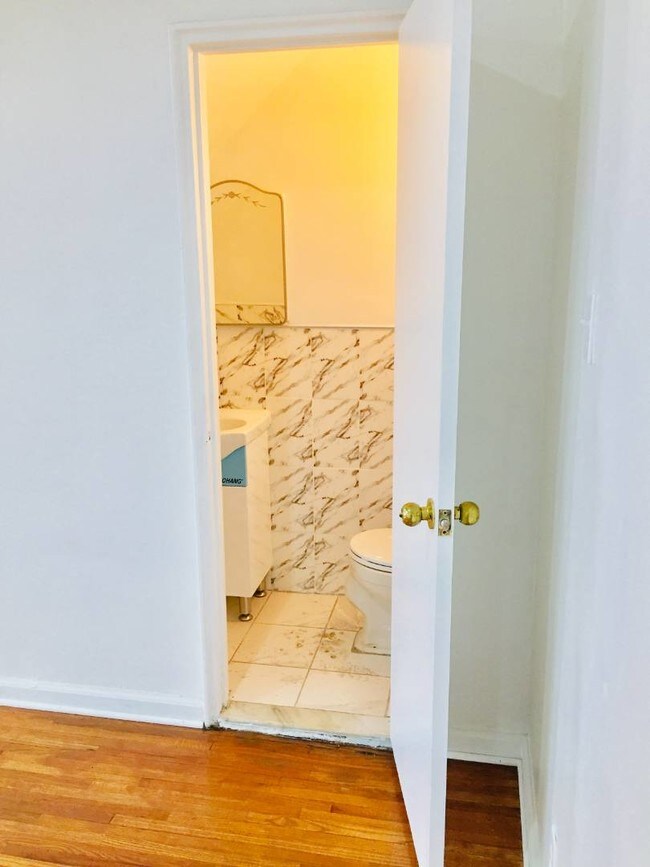 Foto del edificio - 69 Bay 41st St