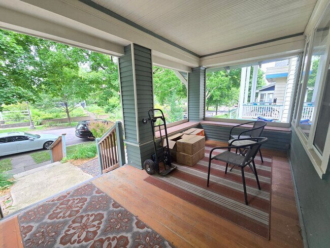 Foto del edificio - SINGLE FAMILY HOME! Great Location! Laundry, Wood Floors and Parking!