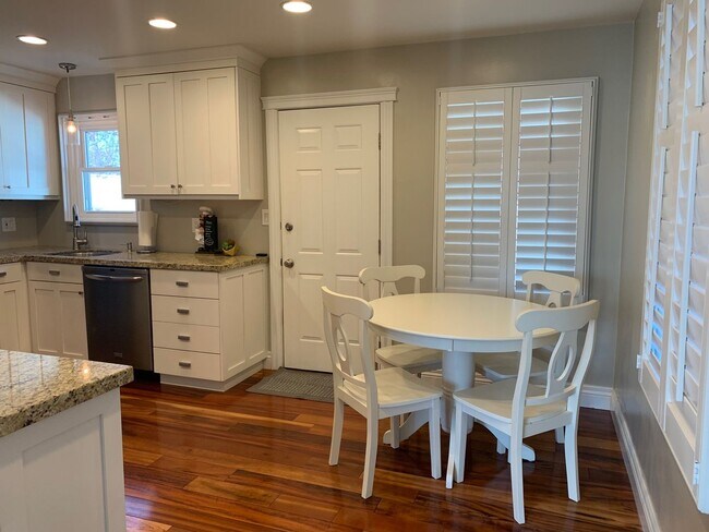 Photo - STUNNING 4 bd. 2 bath Executive Sunnyside ... House