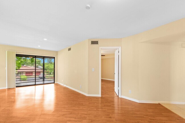 Foto del edificio - 5040 Rose Hill Dr