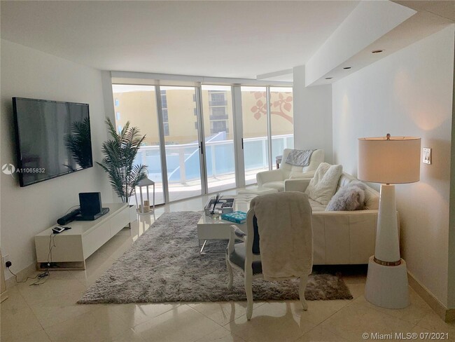 Building Photo - 16425 Collins Ave