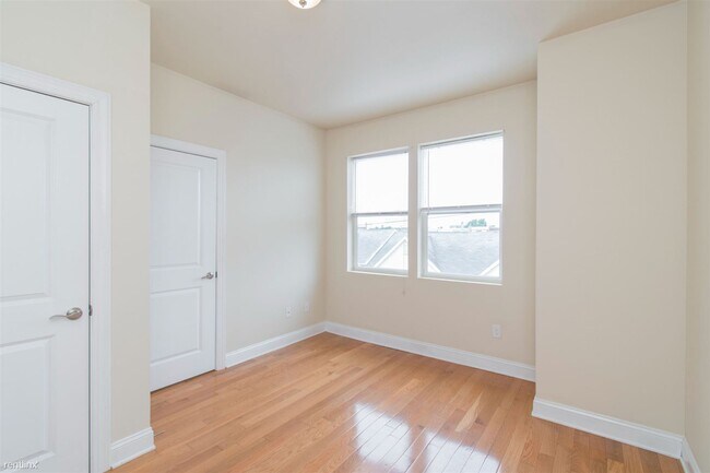 Foto del edificio - 4 br, 3 bath Triplex - 1842 N 17TH ST Unit B
