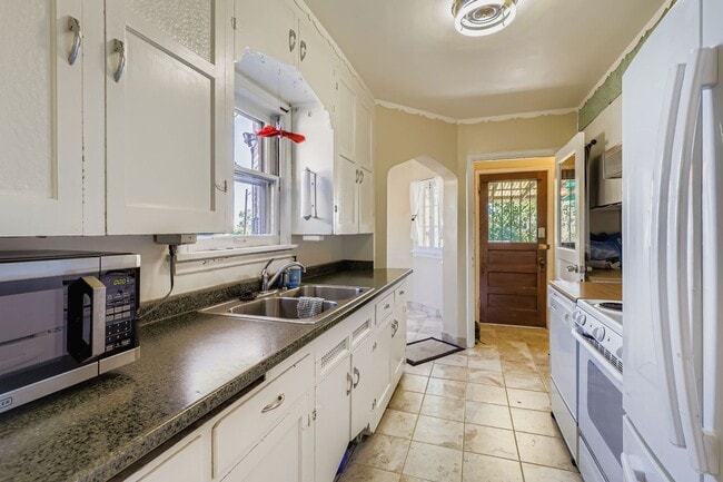 Building Photo - LOCATION LOCATION!! Unique Tudor 2-bed 1-bath upstairs unit in beautiful Tudor Duplex- All Utilit...