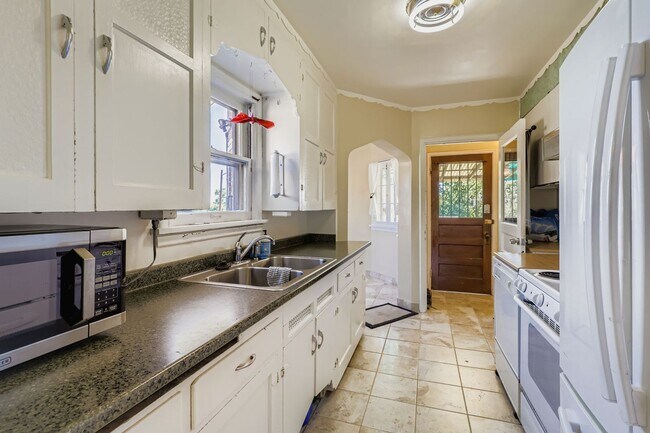 Foto del edificio - LOCATION LOCATION!! Unique Tudor 2-bed 1-bath upstairs unit in beautiful Tudor Duplex- All Utilit...