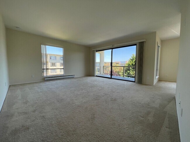 Foto del edificio - TOP FLOOR 1BD/1BATH Condo Available For Rent at the Watergate Community in Emeryville!!!!
