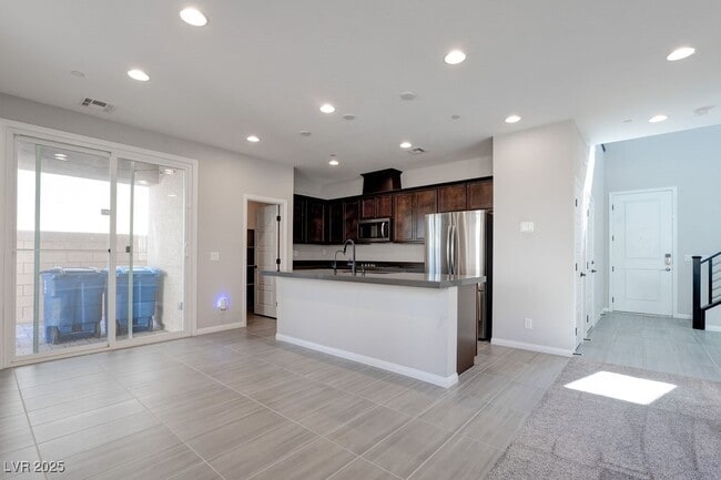 Building Photo - 10456 Bagg Ave