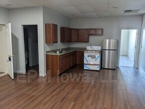 Building Photo - 107 1st St E