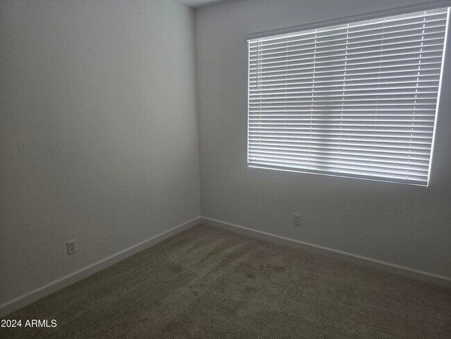 Foto del edificio - 24050 W Flores Dr