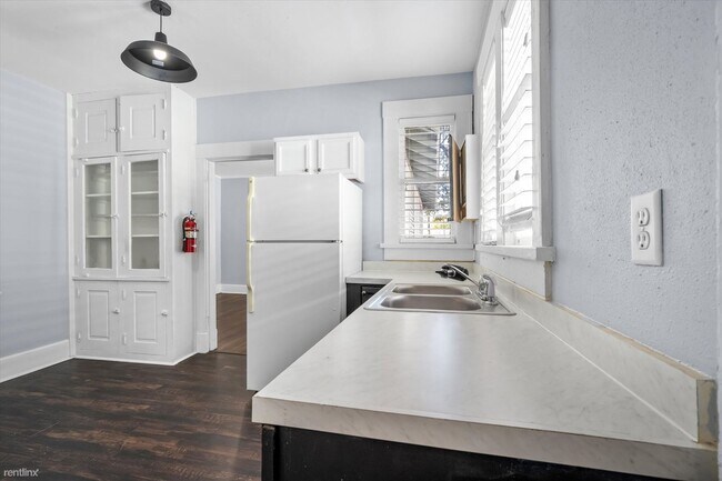 Foto del edificio - 2 br, 1 bath Triplex - 23 South Street A