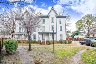 Building Photo - 1023 Green St