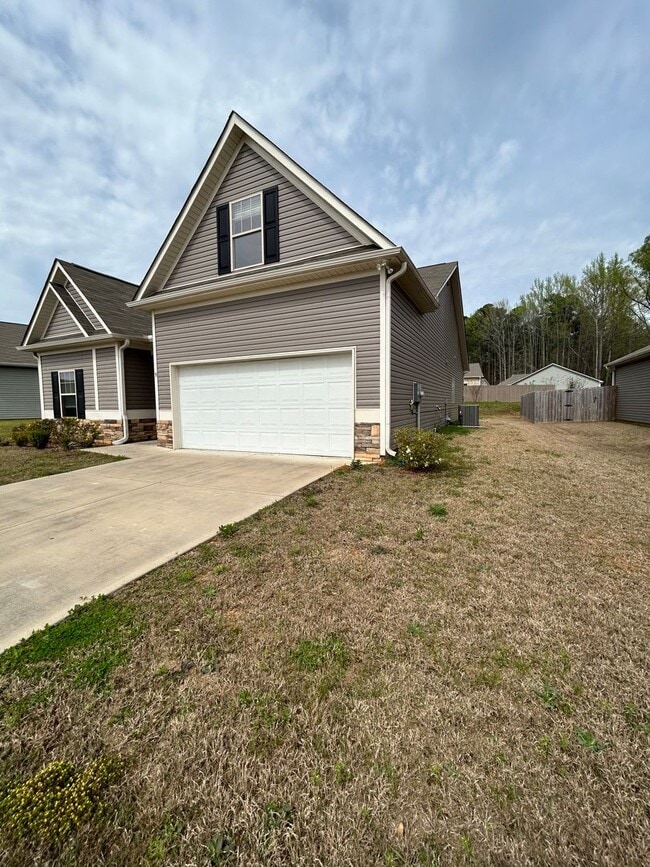 Building Photo - Newer Built 4/3 House in West Rome- $1,995