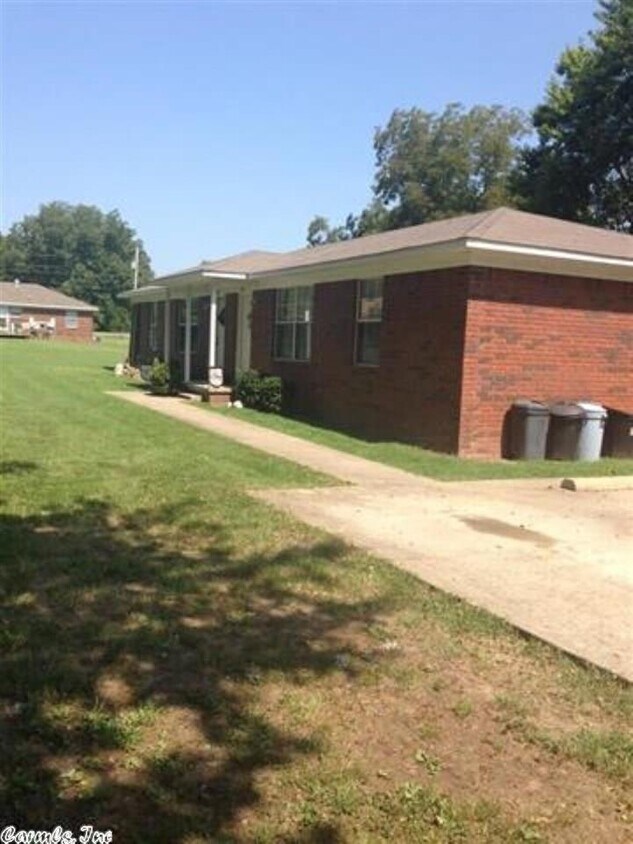 Foto principal - 104 S 3rd St