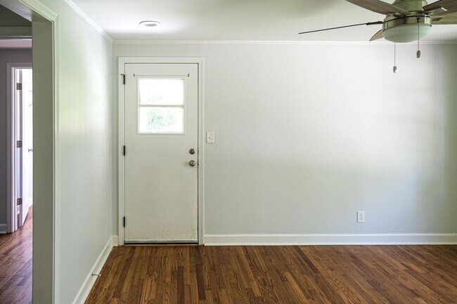 Foto del edificio - Charming 3/2.5 House with Lawn Care included!