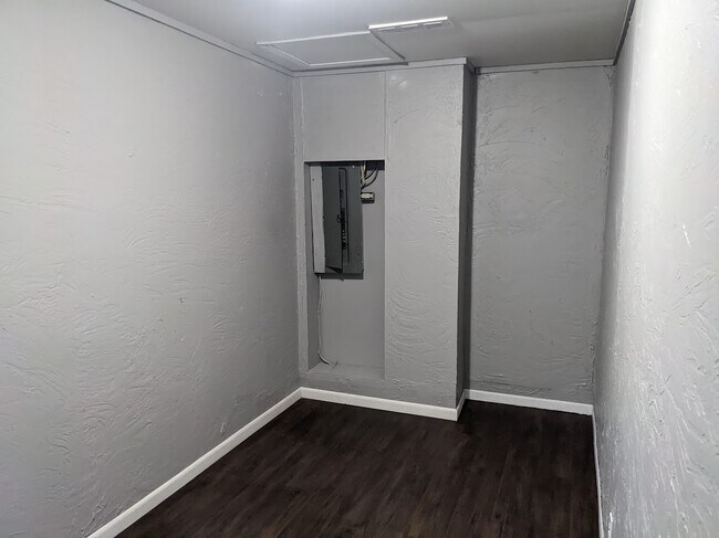 Building Photo - 105 1st St E