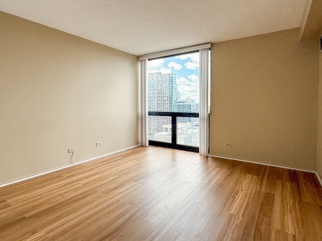 Foto del edificio - 70 W Huron St
