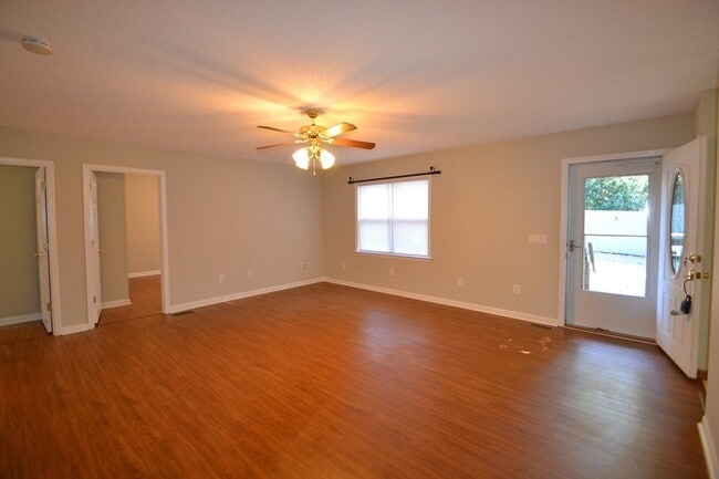 Building Photo - Great 3 Bedroom 2 Bath rental in a wonderf...
