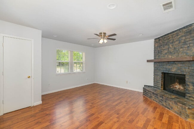 Building Photo - 502 W Cedar St