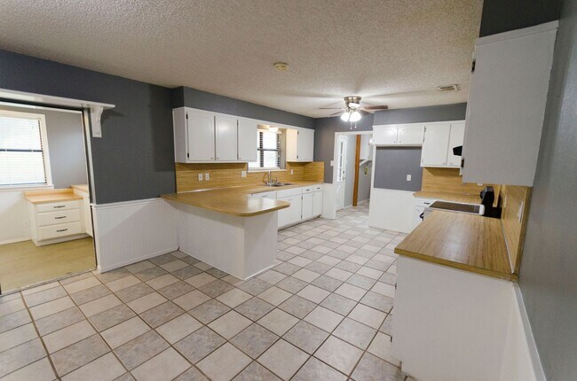 Foto del edificio - Wonderful Country Living close to town COMING SOON!