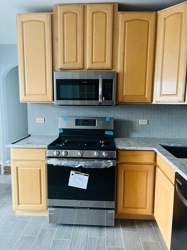 Foto del edificio - 5850 W Higgins Ave