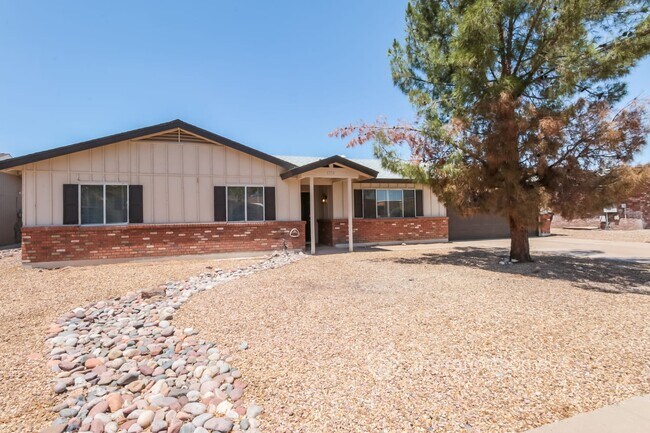 Building Photo - 1354 N Roca