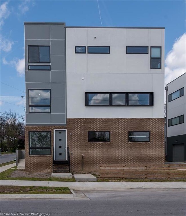Building Photo - 440 S W Ave