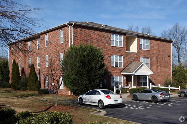 Building Photo - Collegiate Commons