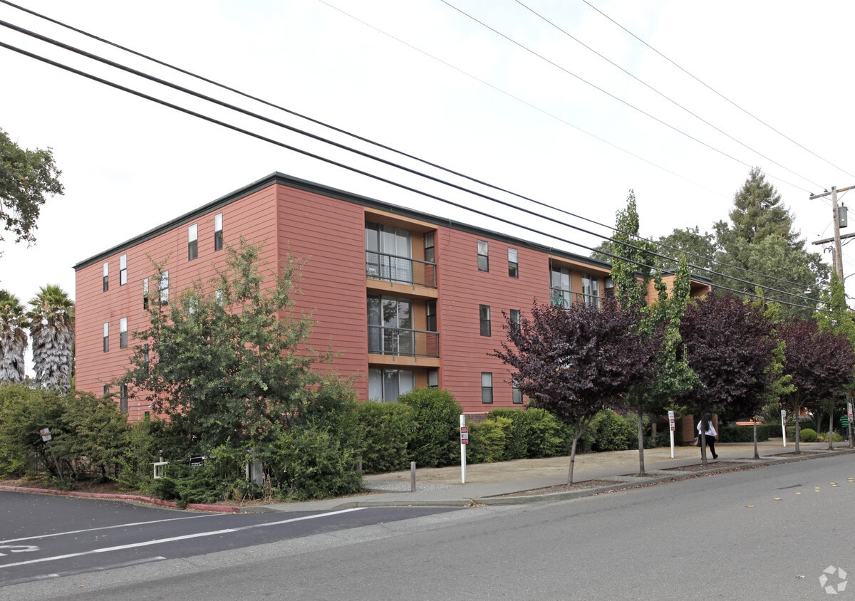 Primary Photo - Elliott Avenue Apartments.
