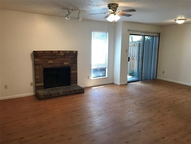 Foto del edificio - 8502 Lyndon Ln