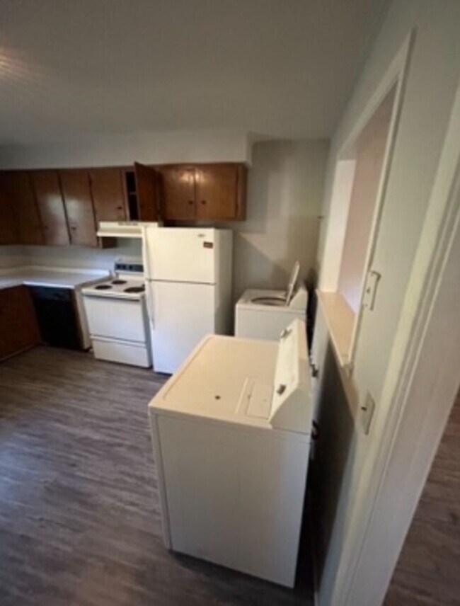 Building Photo - 409 Old Central Rd