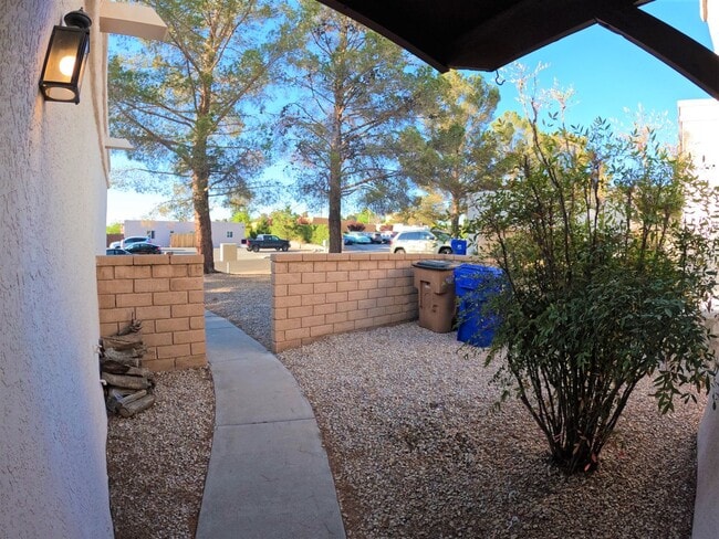 Building Photo - 2717 Fairway Dr